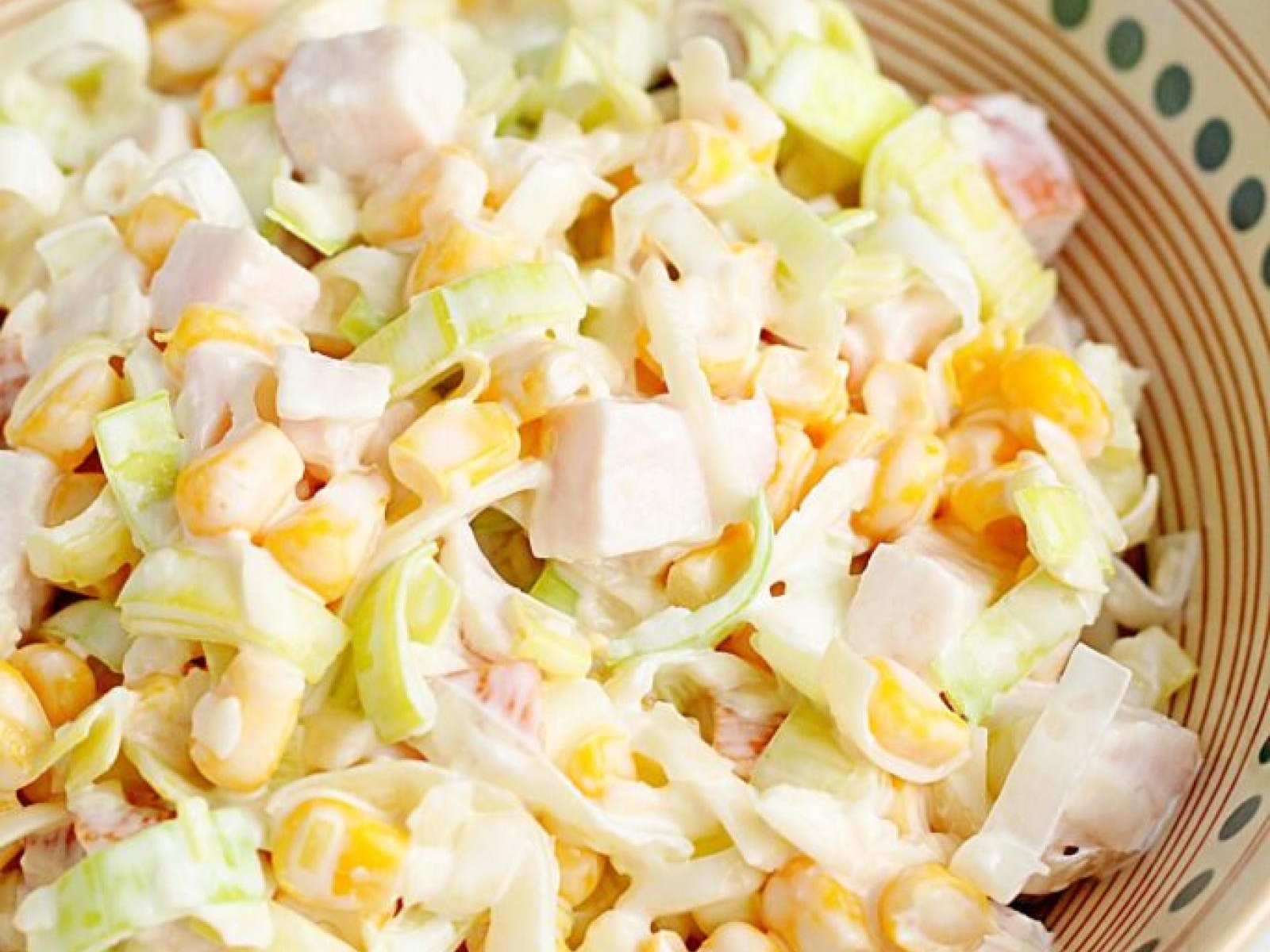 Sałatka z wędzonym kurczakiem, porem i kukurydzą