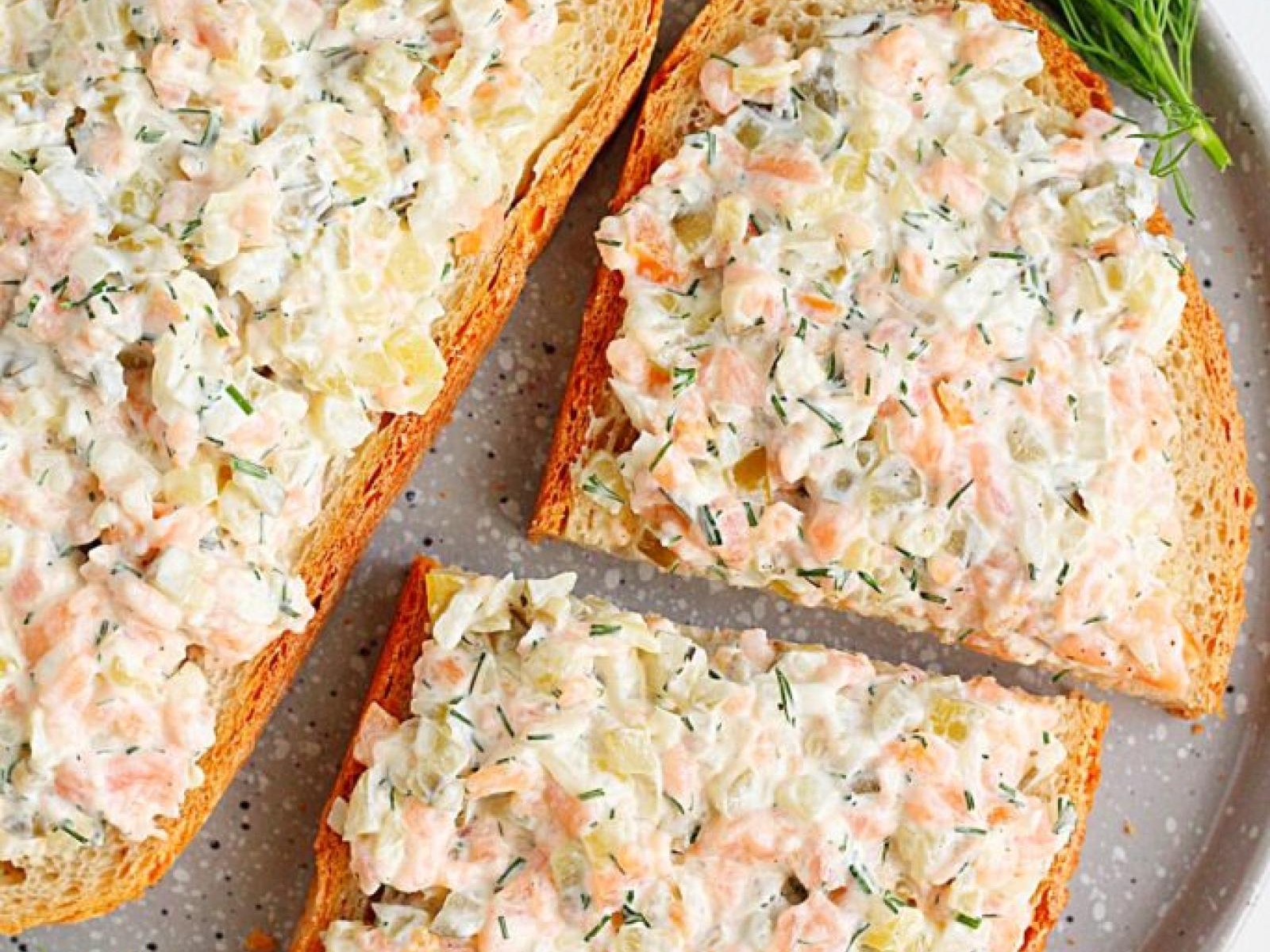 Pasta z łososiem wędzonym i ogórkiem kiszonym