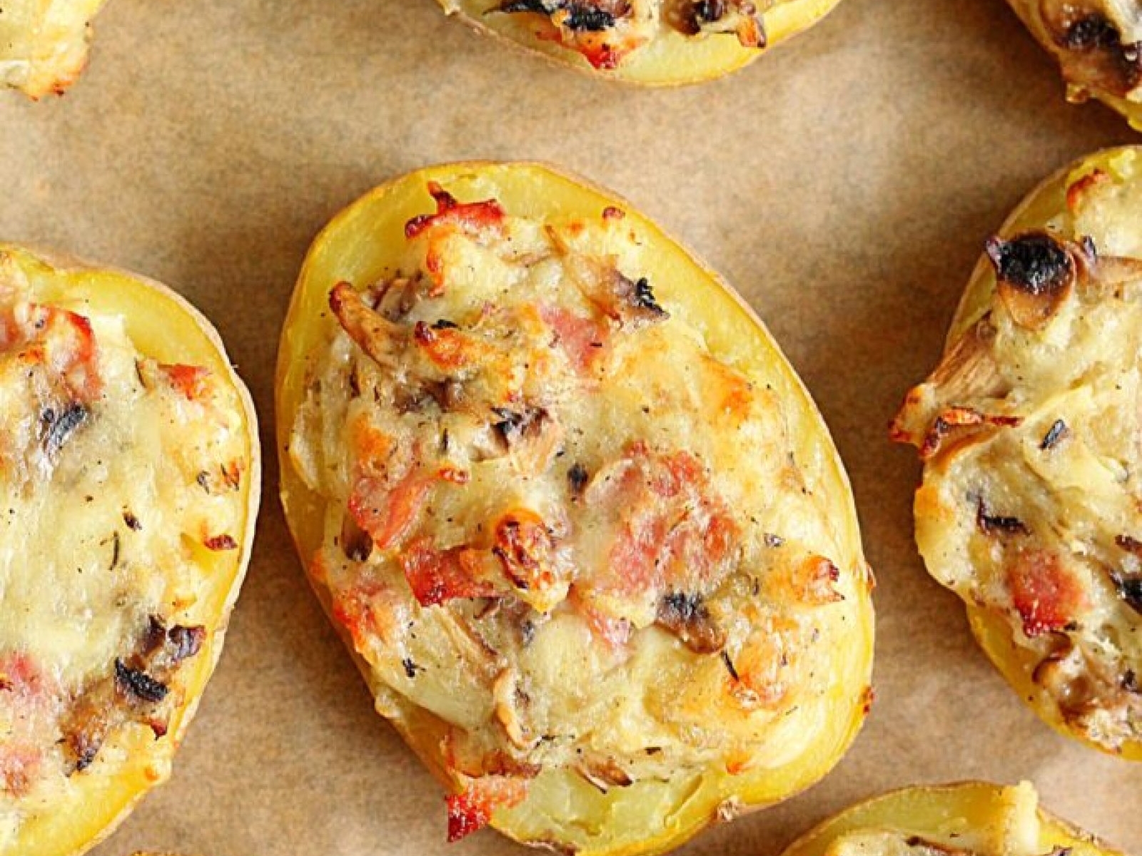 Pieczone ziemniaki faszerowane pieczarkami, serem i salami – prosty przepis