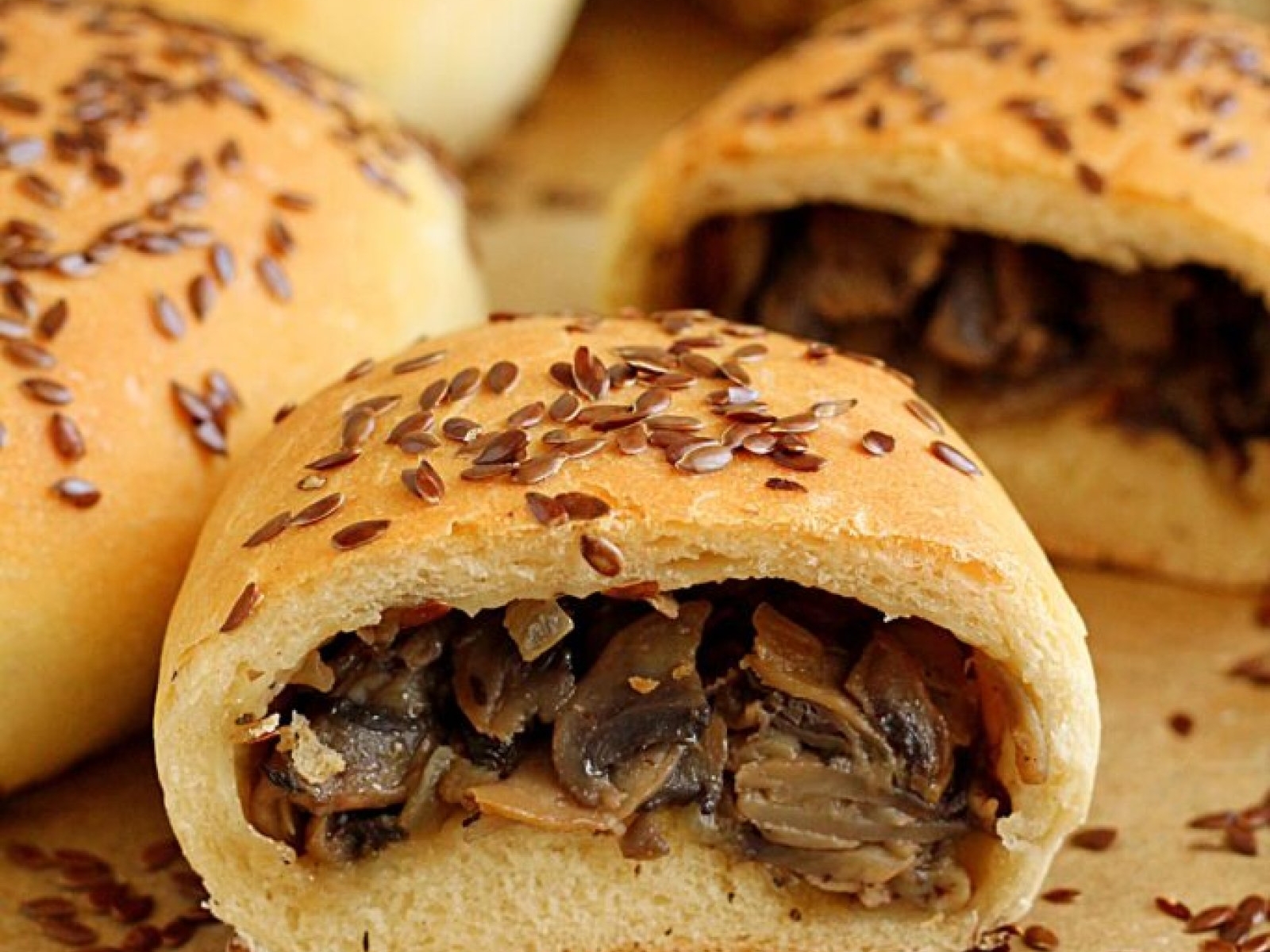 Bułki faszerowane pieczarkami – prosty przepis na puszyste bułeczki drożdżowe