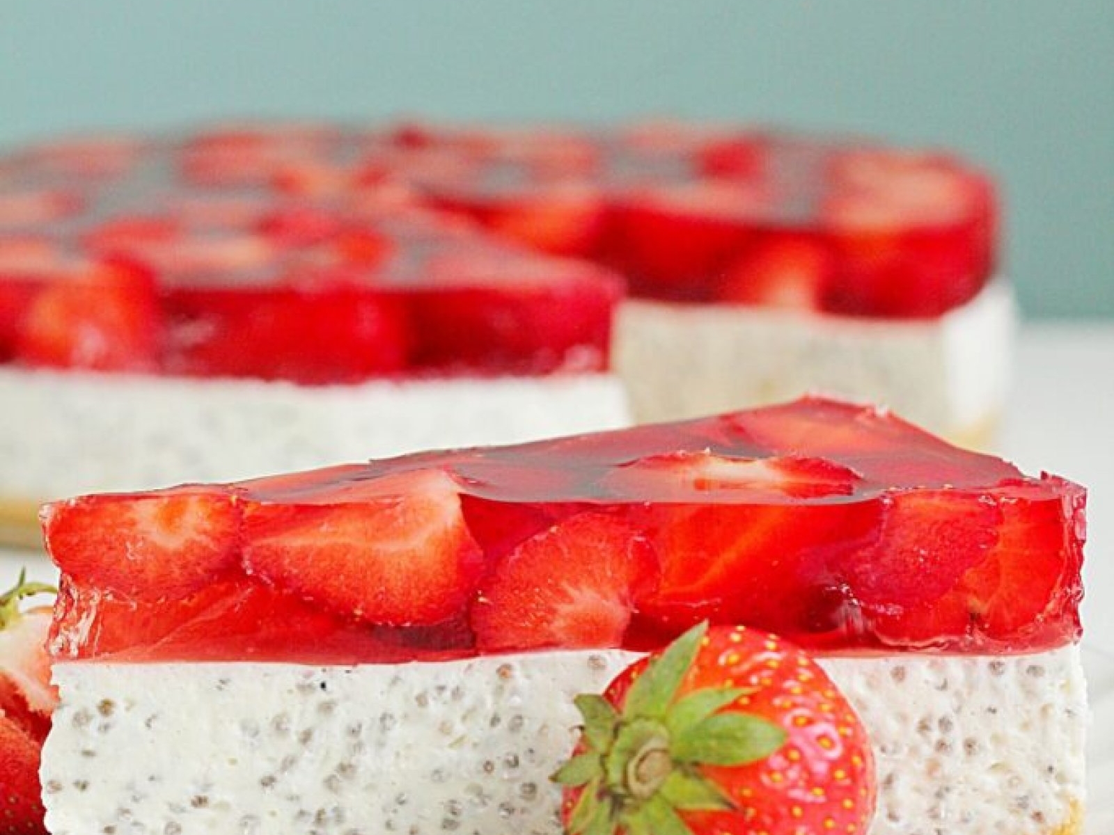 Sernik na zimno z mascarpone, chia i truskawkami
