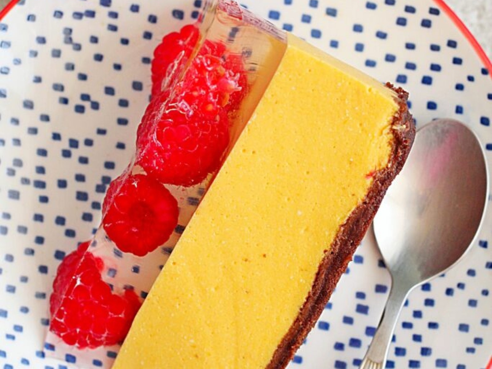 Sernik na zimno z mango, malinami i galaretką