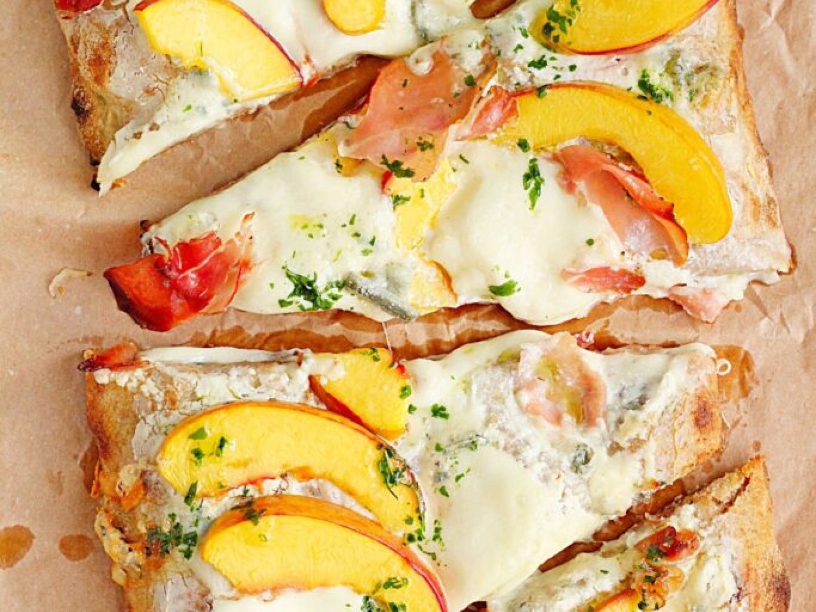 Pinsa z nektarynką, szynką dojrzewającą i mozzarellą
