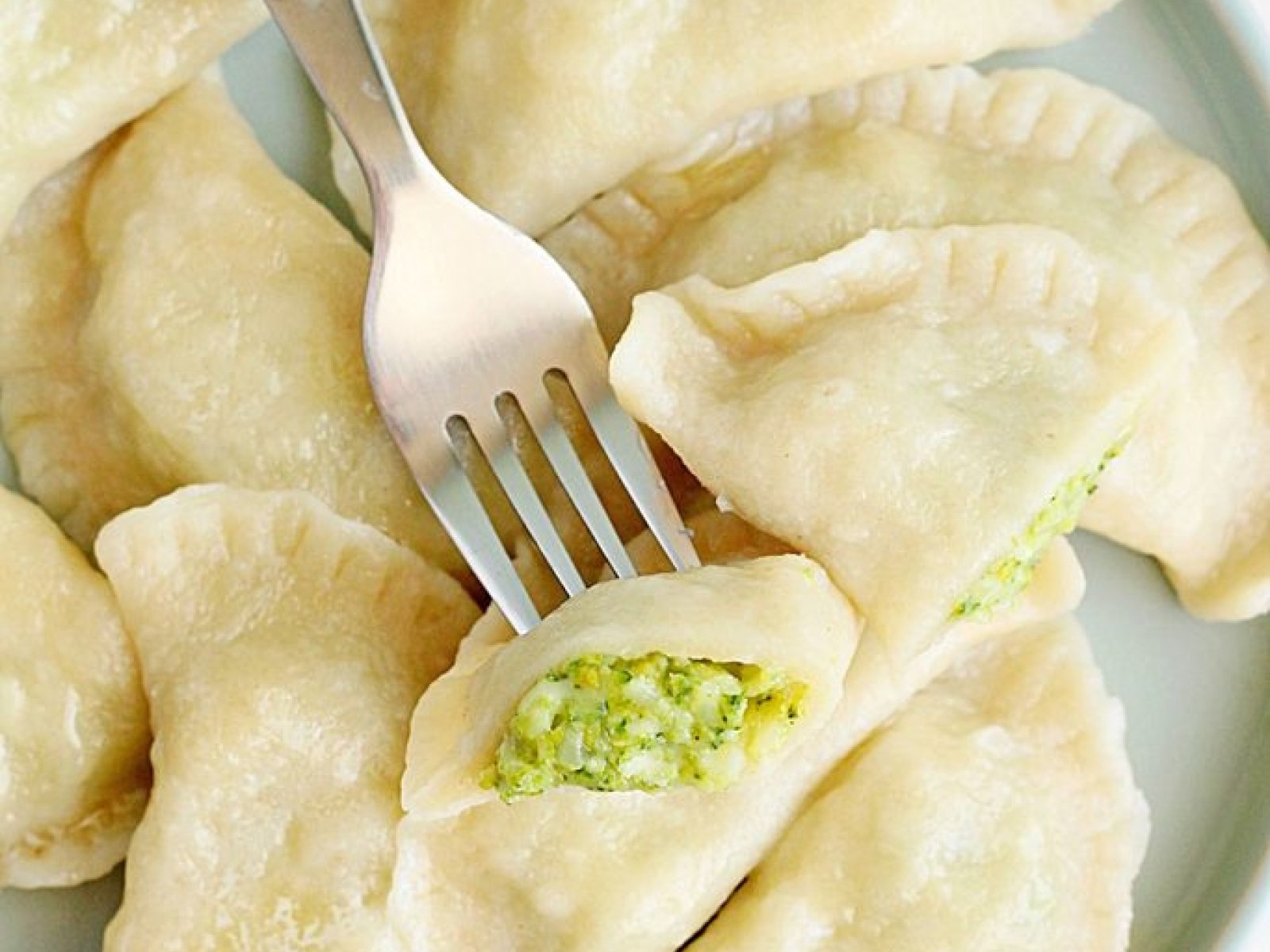Pierogi z brokułami i serem