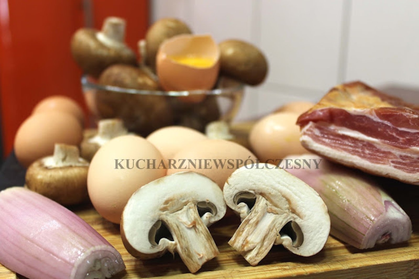 Jajecznica z brązowymi pieczarkami