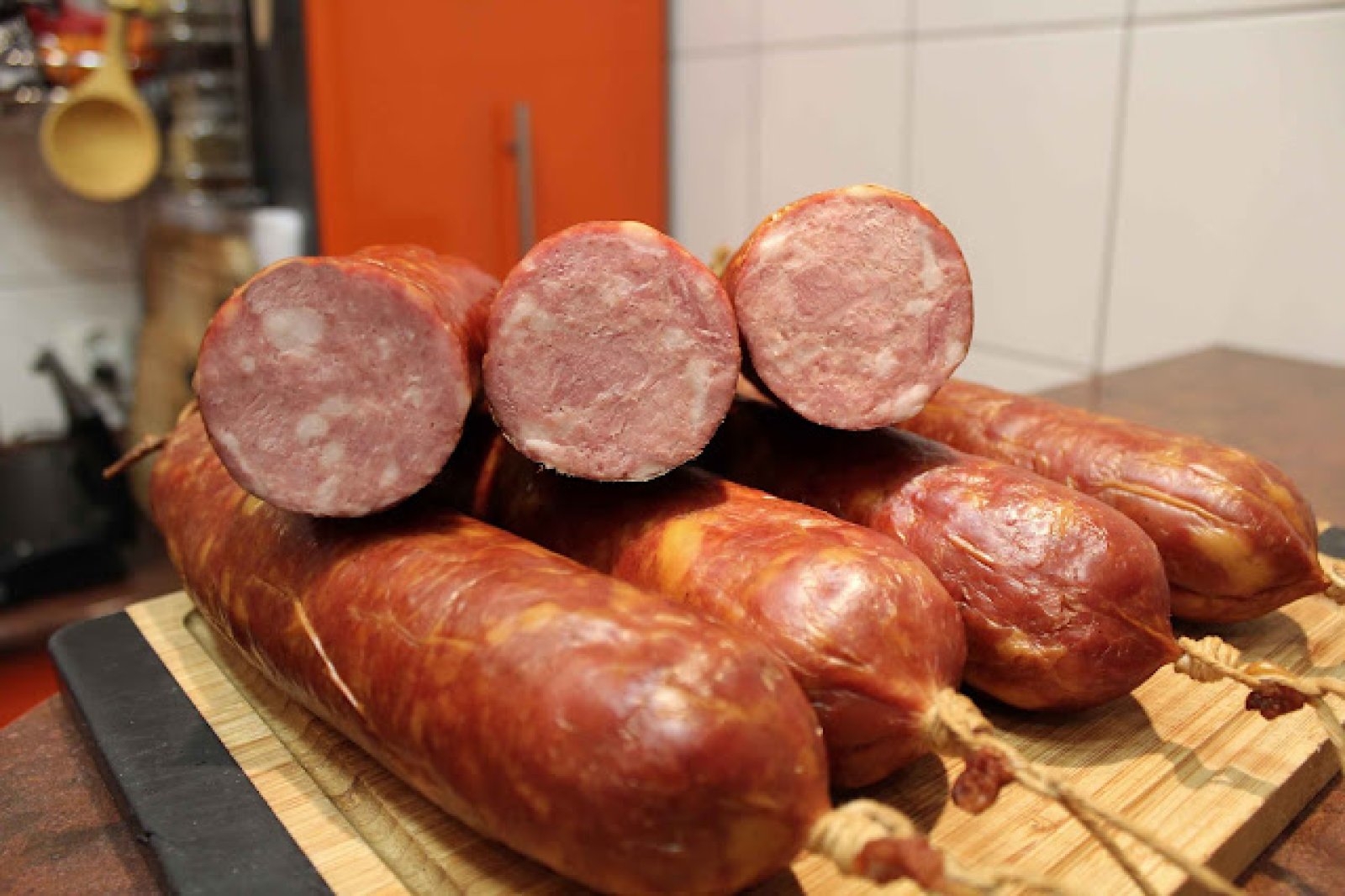 Kiełbasa żywiecka parzona lub pieczona podsuszana