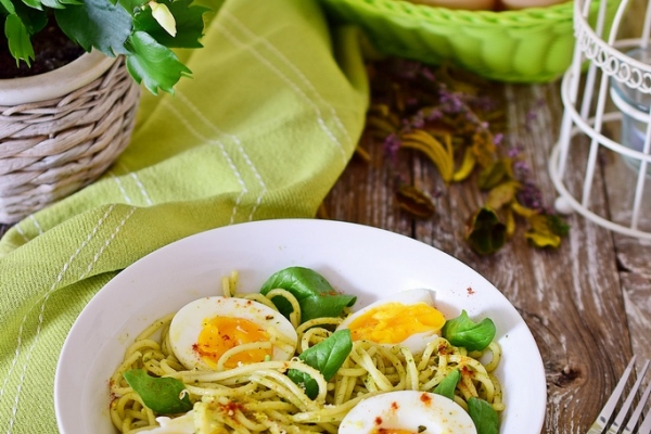 Spaghetti z zielonym  pesto i jajkami od szczęśliwych kurek