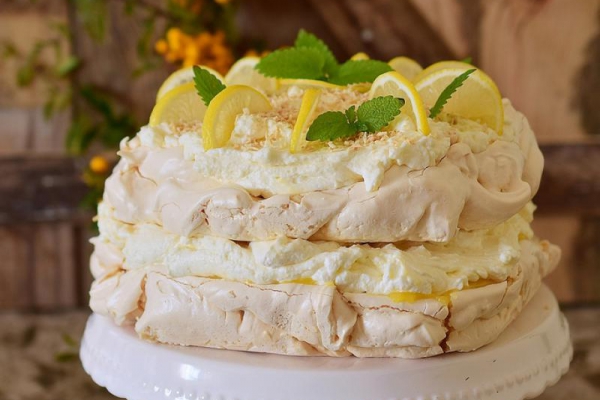 Torcik bezowy z kremem śmietanowym i lemon curd