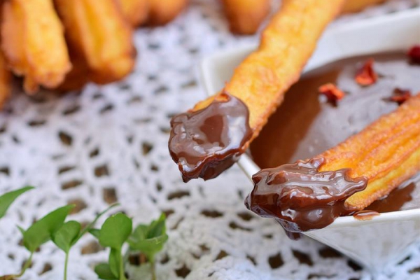 Churros z sosem czekoladowym z chili