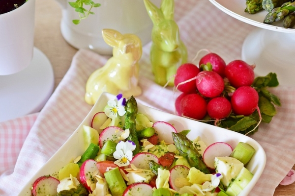 Wiosenna sałatka ze szparagami i sosem winegret