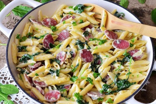 Penne z dojrzewającą hiszpańską kiełbasą, szpinakiem i serem pleśniowym