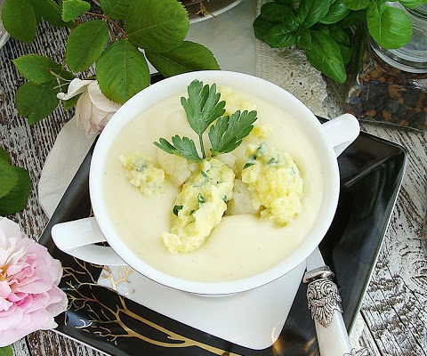 Zupa krem z kalafiora z kluseczkami serowo-czosnkowymi