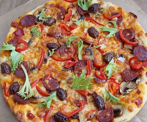 Pizza z chorizo, oliwkami kalamata i mozzarellą