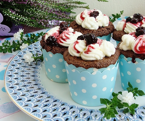 Muffinki czekoladowo -piernikowe z kremem i konfiturą z jeżyn