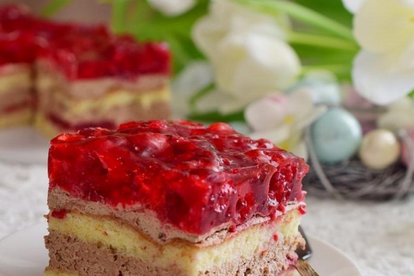 Ciasto tortowe z kremem czekoladowym, galaretką i malinami