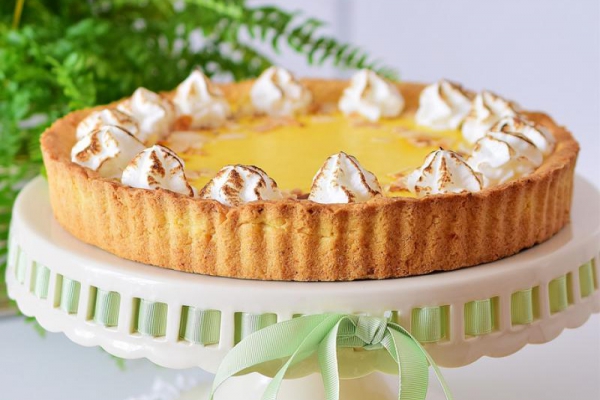 Tarta cytrusowa z prażonymi płatkami migdałowymi i opalaną bezą