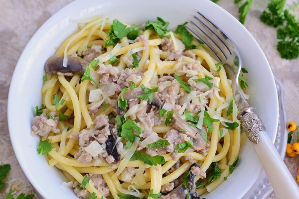 Bucatini z mięsem mielonym, pieczarkami i parmezanem