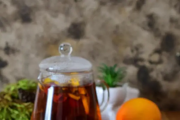 Rozgrzewająca herbata z pomarańczami, goździkami i malinami