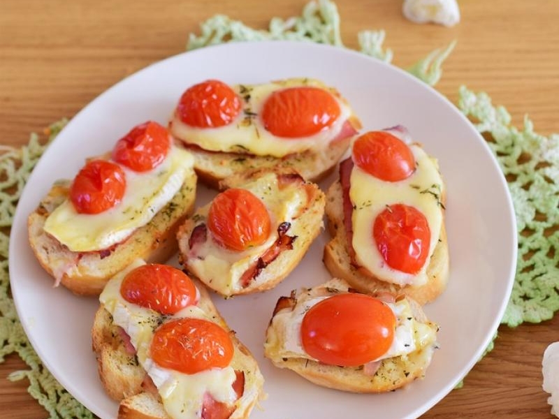 Czosnkowe grzanki z szynką  parmeńską, camembertem i tymiankiem