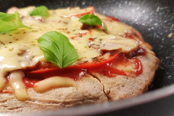 Szybka pizza z patelni z kiełbasą, papryką i serem