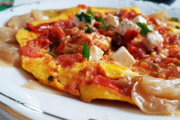 Omlet z fetą, suszonymi pomidorami i duszoną cykorią