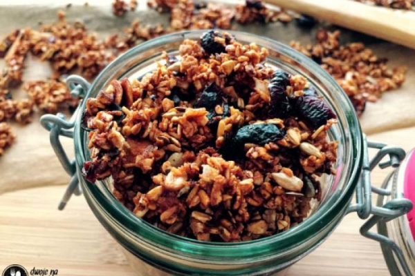 Granola – domowe musli z żurawiną i wiórkami kokosowymi