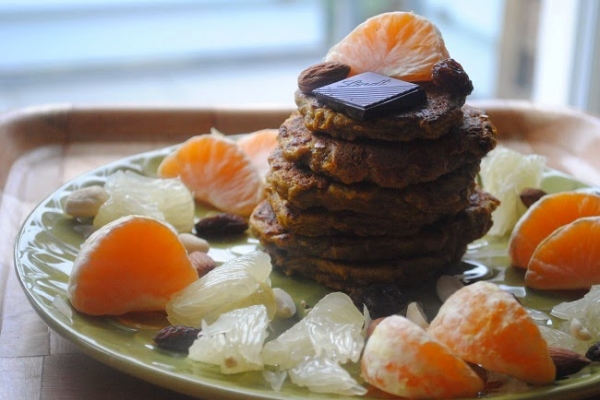 584. Placki z batata z mandarynką, pomelo, bakaliami, cynamonem, miodem i czekoladą