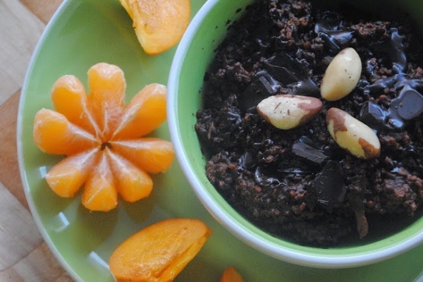 576. Kakaowa jaglanka pietruszkowa z brazylijskimi i gorzką czekoladą + kaki i mandarynka