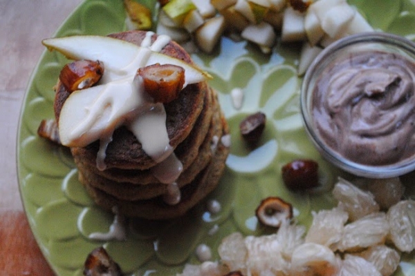 521. Waniliowo- kokosowe placki z karobowym jogurtem, gruszką, tahini, daktylami