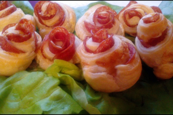 Róże z ciasta francuskiego z salami