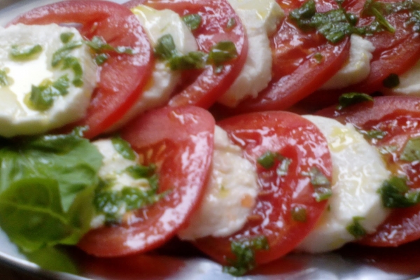 Imprezowa przekąska-pomidory z mozzarellą 