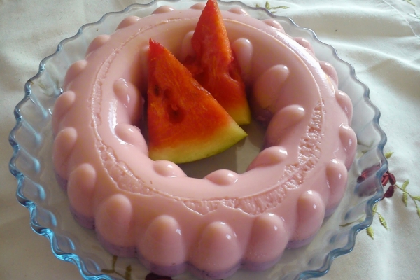 Orzeźwiający deser arbuzowo-jagodowy