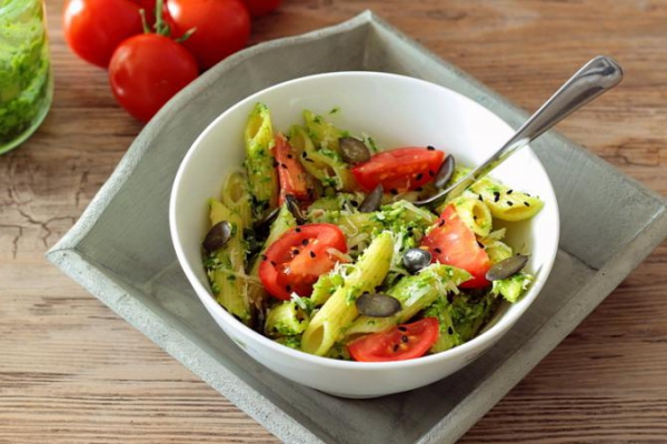 Makaron z pesto z czosnku niedźwiedziego i czarnuszką