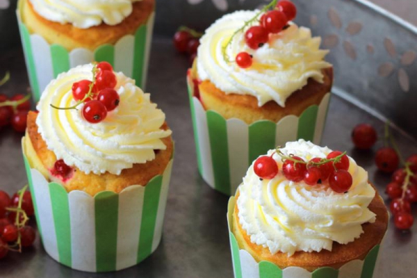 Muffiny porzeczkowe z bitą śmietaną